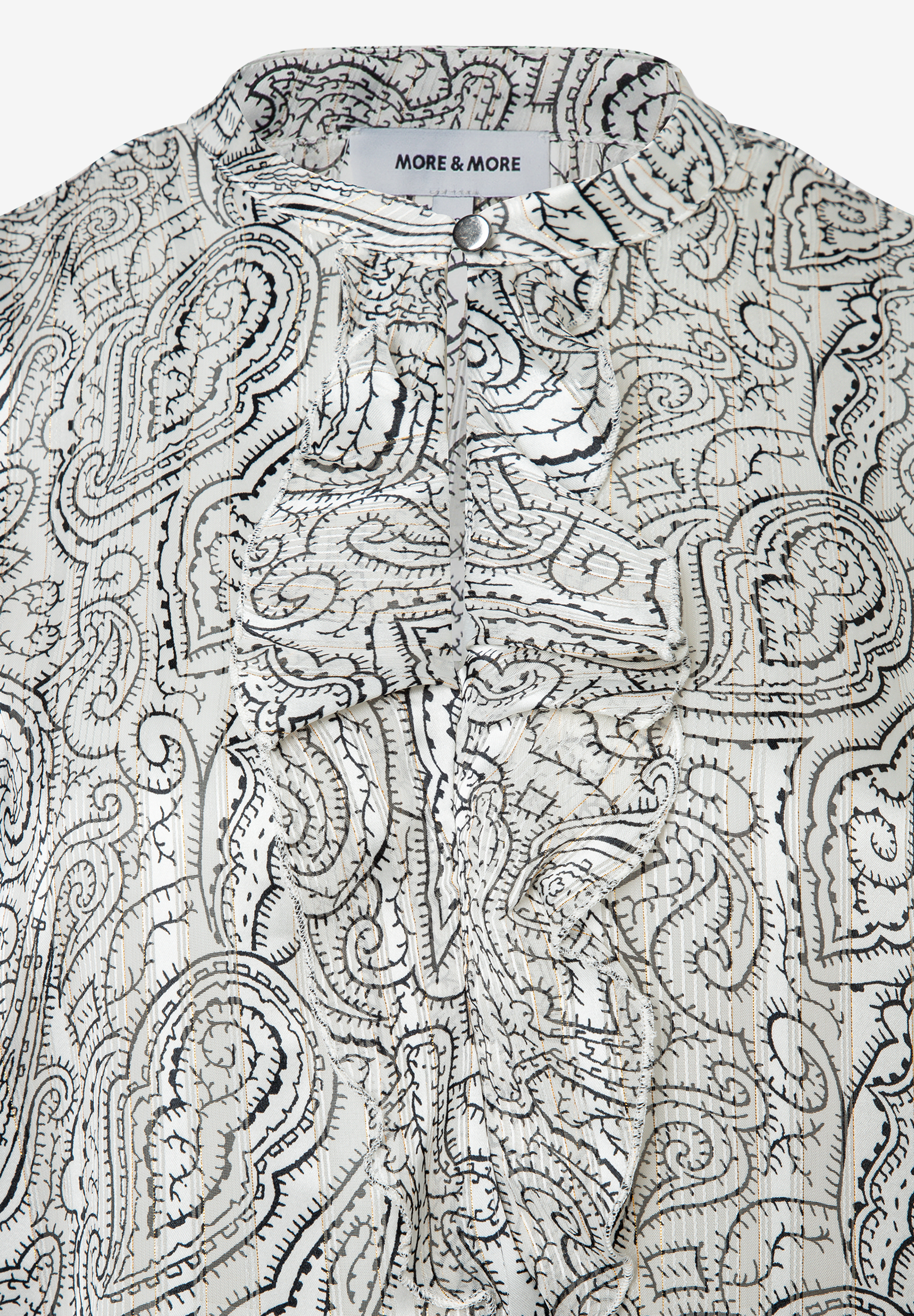 MORE & MORE Bluse: Weißes Paisley-Muster mit schwarzen und grauen Elementen, vertikale Goldstreifen, verspielte Rüschen.