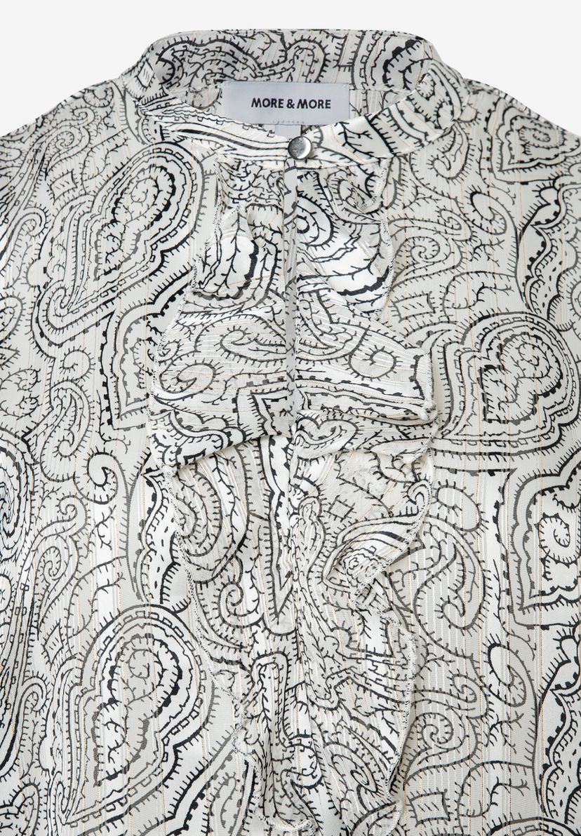 MORE & MORE Bluse: Weißes Paisley-Muster mit schwarzen und grauen Elementen, vertikale Goldstreifen, verspielte Rüschen. MORE & MORE Bluse: Weißes Paisley-Muster mit schwarzen und grauen Elementen, vertikale Goldstreifen, verspielte Rüschen.