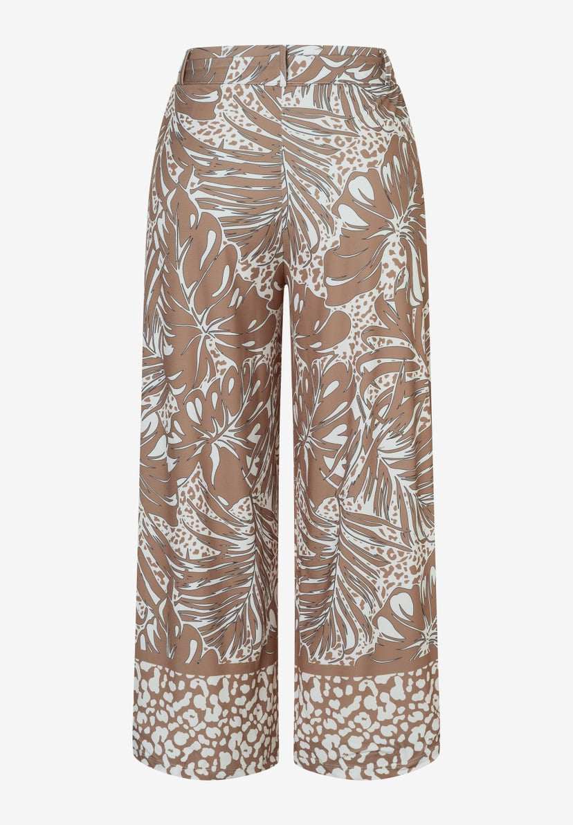 Eine MORE & MORE Jerseyhose mit braun-weißem Blattmuster und Leoprint am Beinabschluss. Eine MORE & MORE Jerseyhose mit braun-weißem Blattmuster und Leoprint am Beinabschluss.