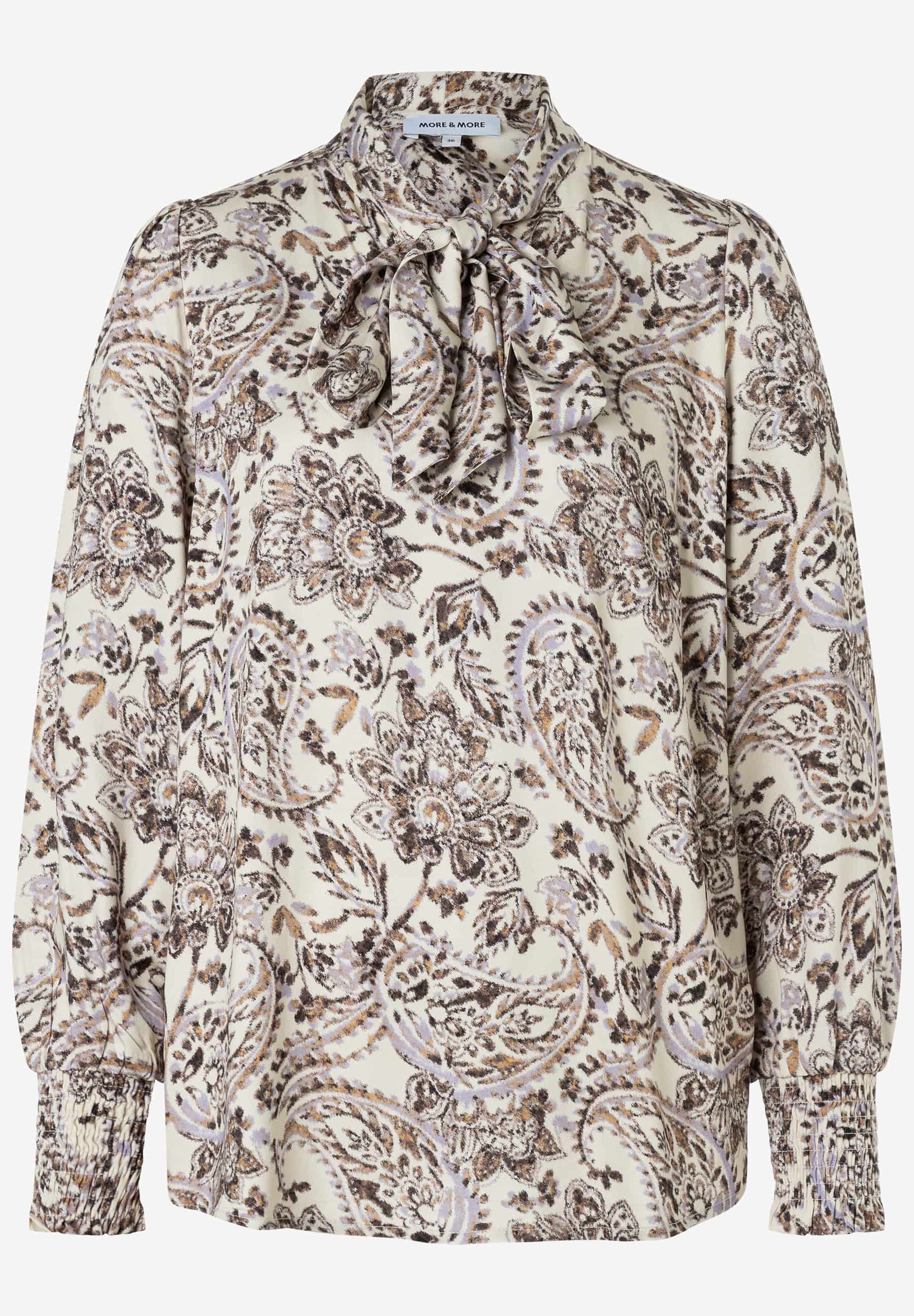 MORE & MORE Bluse in Off-White mit durchgehendem Paisleymuster in Lila und Braun, Schleife am Hals und gerafften Ärmelbündchen.
