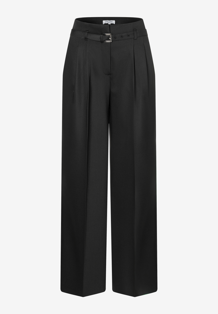 Eine schwarze MORE & MORE Hose mit Bügelfalten und Gürtel liegt auf einem weißen Hintergrund. Eine schwarze MORE & MORE Hose mit Bügelfalten und Gürtel liegt auf einem weißen Hintergrund.