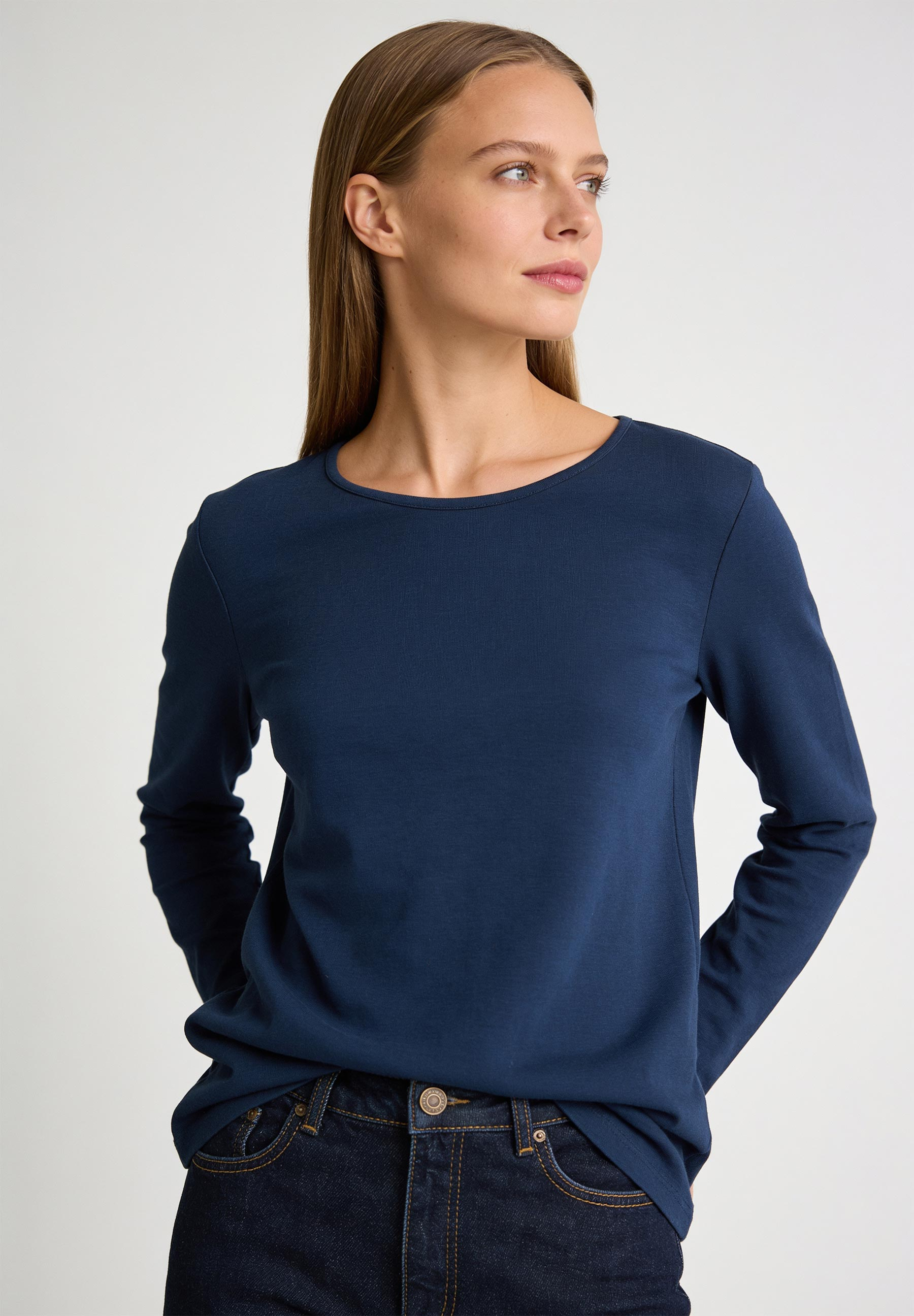 AI generated - MORE & MORE Langarmshirt aus softem Jersey in Dunkelblau, kombiniert mit dunkler Jeans. Elegantes & bequemes Oberteil.