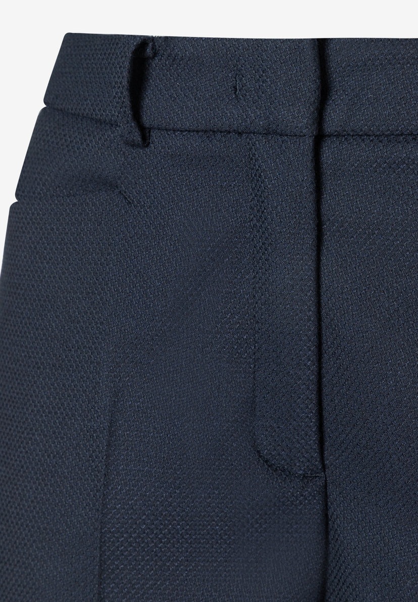 Nahaufnahme der MORE & MORE Jeans: dunkelblaue Twill-Hose mit Gürtelschlaufen und Reißverschluss, klassisches Muster. Nahaufnahme der MORE & MORE Jeans: dunkelblaue Twill-Hose mit Gürtelschlaufen und Reißverschluss, klassisches Muster.