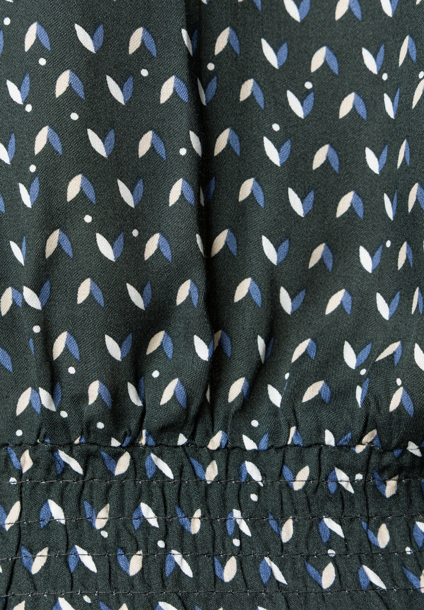 MORE & MORE Bluse: Dunkelgrüner Stoff mit Muster aus blauen, beigen und weißen Blättern, unten gesmokt.