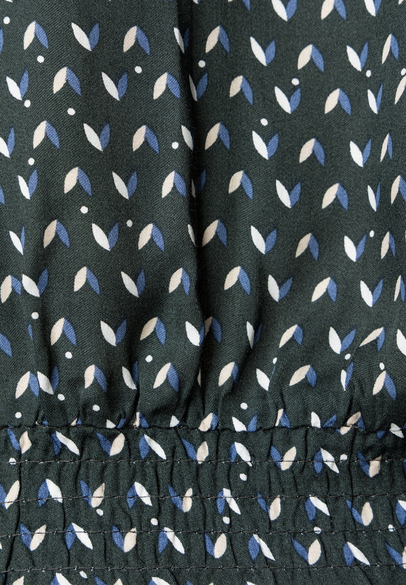 MORE & MORE Viskose-Bluse: Dunkelgrün mit blau-cremefarbenen Blättern und Punkten, fließend, bequemer Tragekomfort. MORE & MORE Viskose-Bluse: Dunkelgrün mit blau-cremefarbenen Blättern und Punkten, fließend, bequemer Tragekomfort.