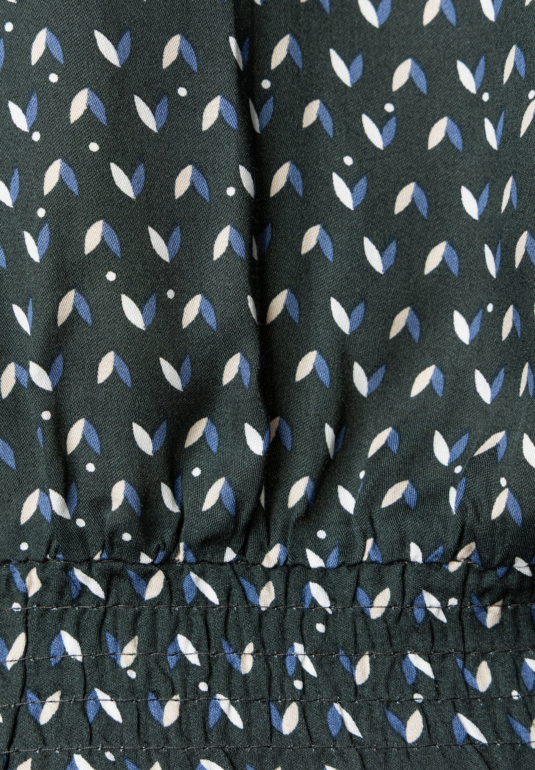 MORE & MORE Viskose-Bluse: Dunkelgrün mit blau-cremefarbenen Blättern und Punkten, fließend, bequemer Tragekomfort. MORE & MORE Viskose-Bluse: Dunkelgrün mit blau-cremefarbenen Blättern und Punkten, fließend, bequemer Tragekomfort.