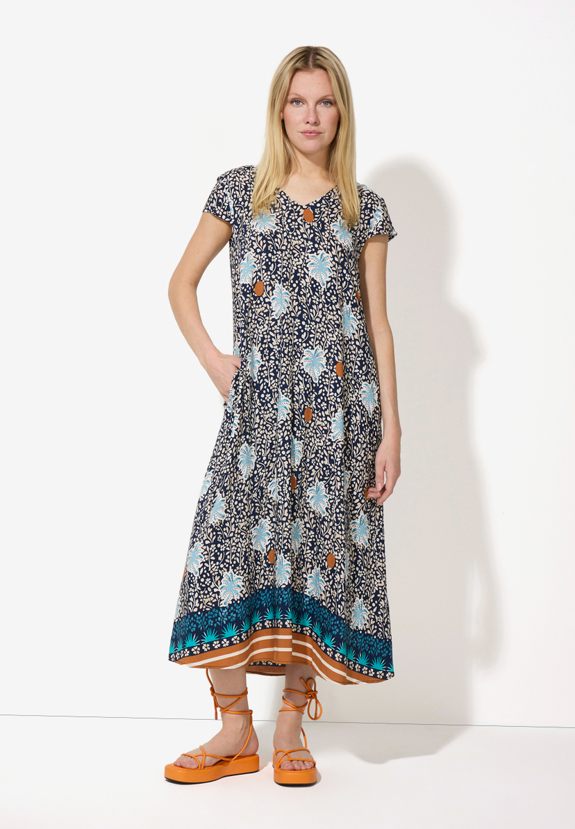 Eine Frau im MORE & MORE-Oberteil mit fließendem, leichtem Viskose-Material und Blumenmuster.
