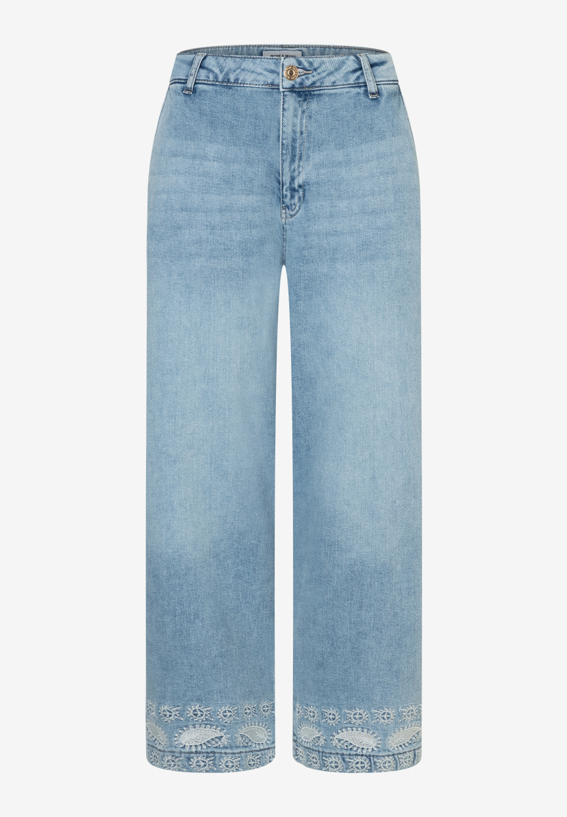 Eine hellblaue MORE & MORE Jeanshose mit dekorativen Stickereien am Beinabschluss. Eine hellblaue MORE & MORE Jeanshose mit dekorativen Stickereien am Beinabschluss.