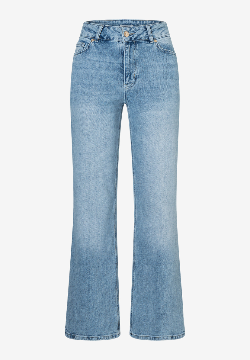 Eine hellblaue MORE & MORE Jeans im Bootcut-Stil, frontal auf einem weißen Hintergrund liegend. Eine hellblaue MORE & MORE Jeans im Bootcut-Stil, frontal auf einem weißen Hintergrund liegend.