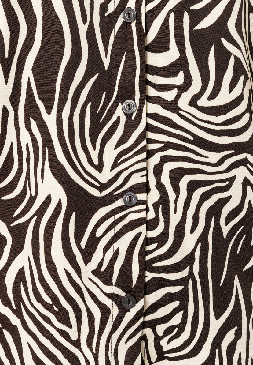 Nahaufnahme einer MORE & MORE Bluse mit Zebra-Muster und Knopfleiste. Viskose sorgt für angenehmen Tragekomfort. Nahaufnahme einer MORE & MORE Bluse mit Zebra-Muster und Knopfleiste. Viskose sorgt für angenehmen Tragekomfort.
