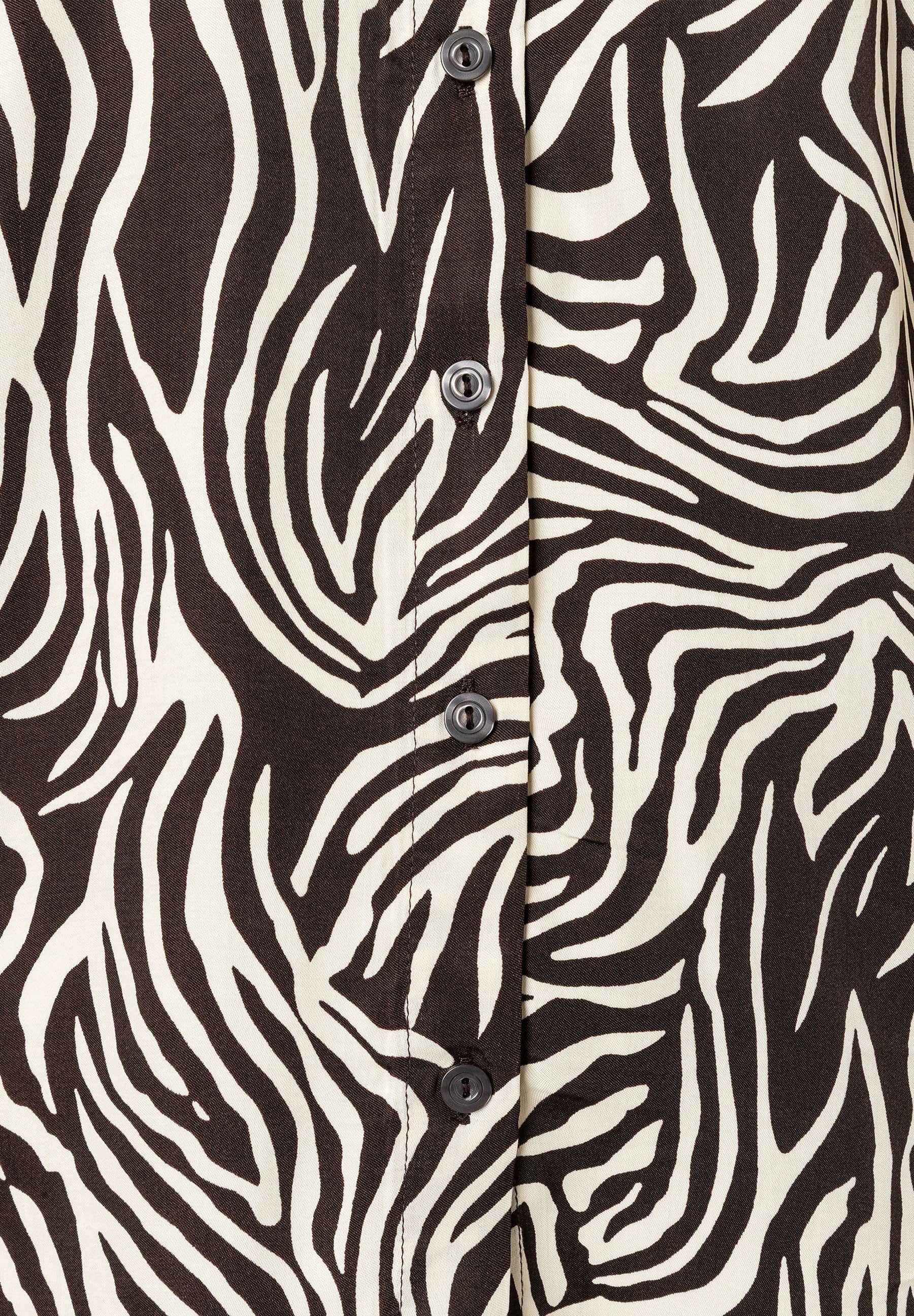 Nahaufnahme einer MORE & MORE Bluse mit Zebra-Muster und Knopfleiste. Viskose sorgt für angenehmen Tragekomfort. Nahaufnahme einer MORE & MORE Bluse mit Zebra-Muster und Knopfleiste. Viskose sorgt für angenehmen Tragekomfort.