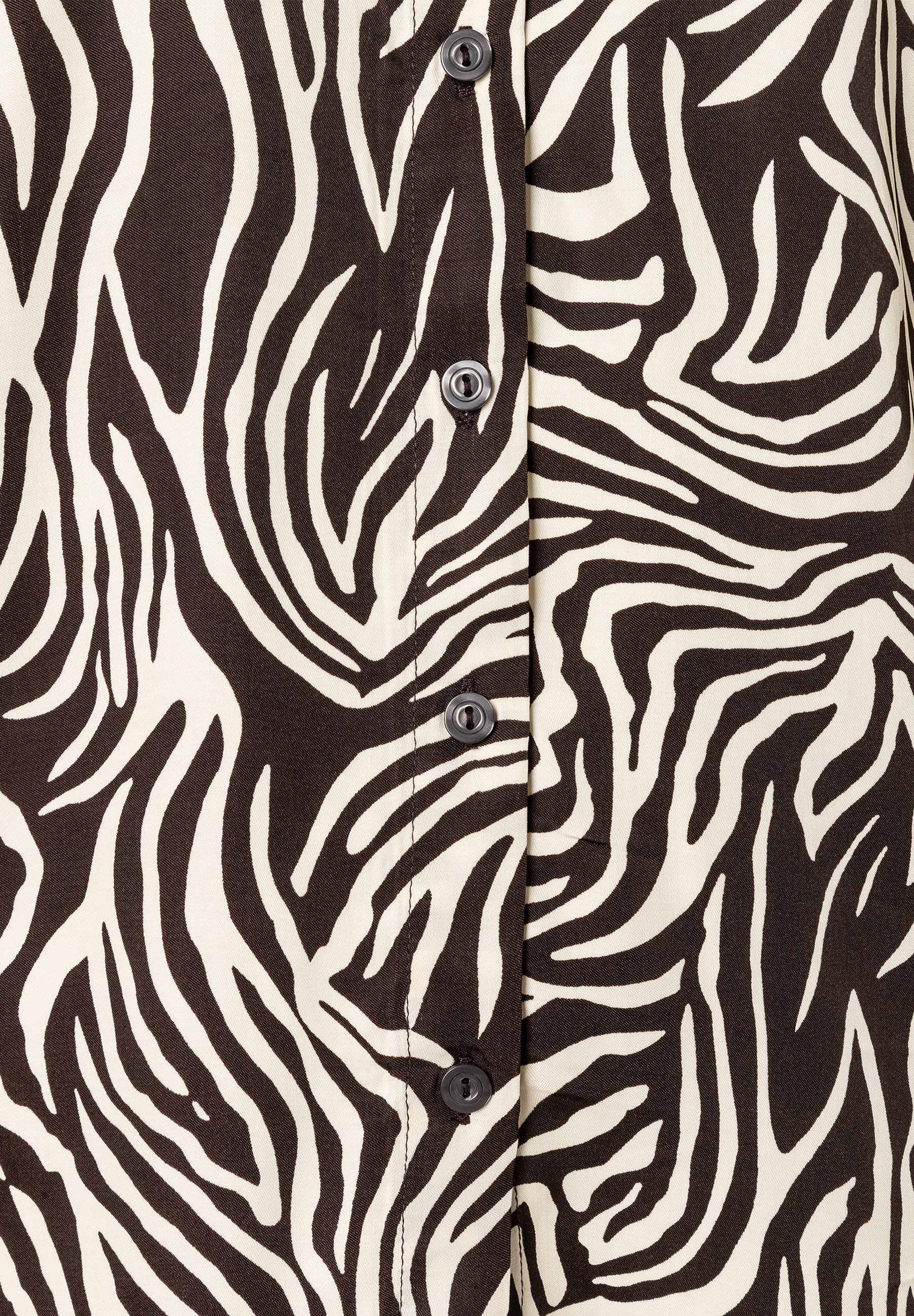 Nahaufnahme einer MORE & MORE Bluse mit Zebra-Muster und Knopfleiste. Viskose sorgt für angenehmen Tragekomfort. Nahaufnahme einer MORE & MORE Bluse mit Zebra-Muster und Knopfleiste. Viskose sorgt für angenehmen Tragekomfort.