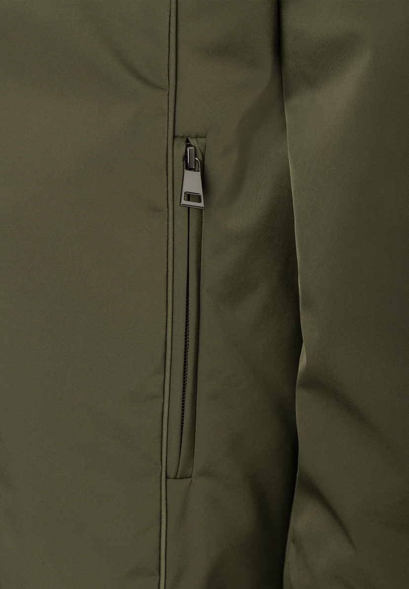 MORE & MORE Damen-Jacke in Olivgrün mit vertikalem Reißverschluss, der zu einem schmalen Fach führt. Dezente Falten am Stoff.