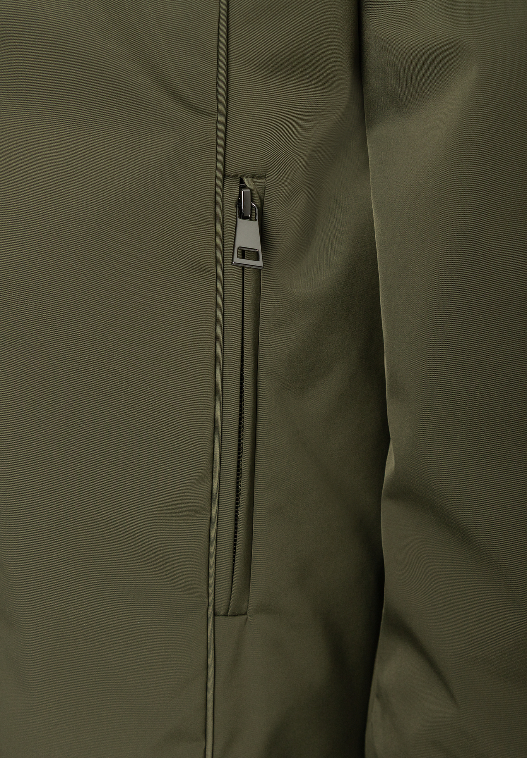 MORE & MORE Damen-Jacke in Olivgrün mit vertikalem Reißverschluss, der zu einem schmalen Fach führt. Dezente Falten am Stoff. MORE & MORE Damen-Jacke in Olivgrün mit vertikalem Reißverschluss, der zu einem schmalen Fach führt. Dezente Falten am Stoff.