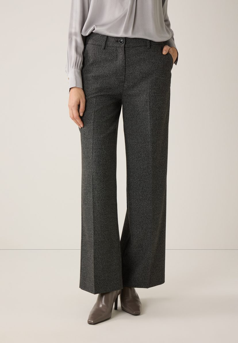 Graue MORE & MORE Hose mit weitem Bein, dazu graue Bluse und Stiefeletten. Graue MORE & MORE Hose mit weitem Bein, dazu graue Bluse und Stiefeletten.