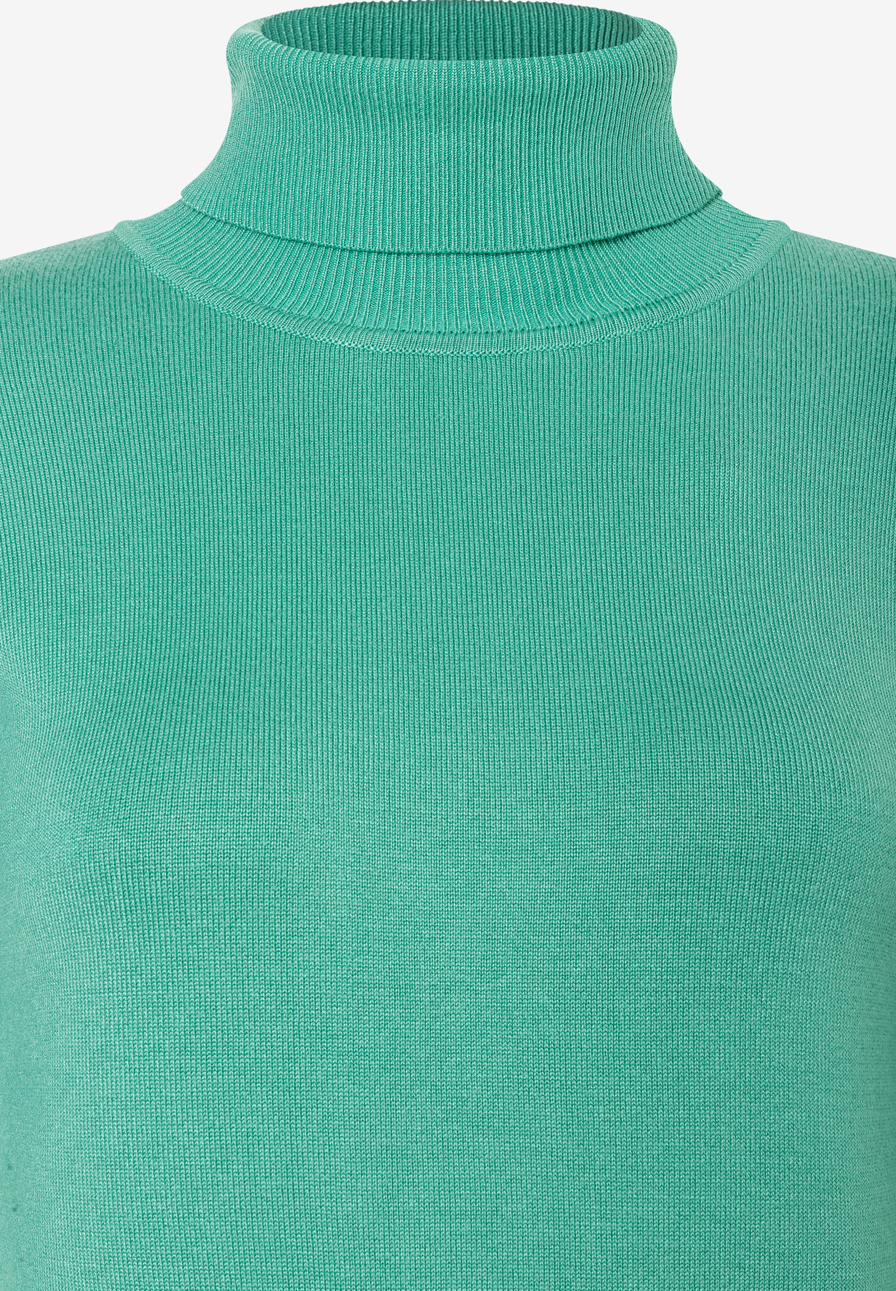 Nahaufnahme eines mintgrünen MORE & MORE Rollkragenpullovers aus Strick. Nahaufnahme eines mintgrünen MORE & MORE Rollkragenpullovers aus Strick.