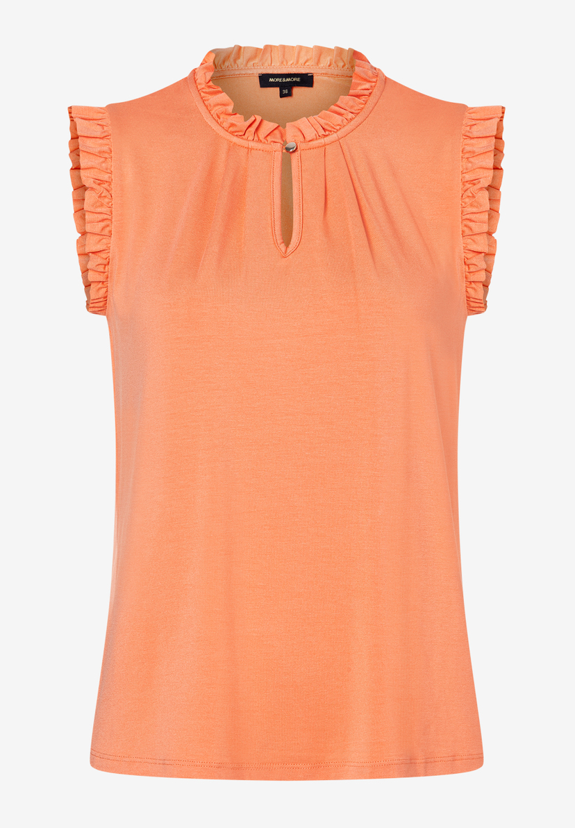 Ein korallfarbenes MORE & MORE Top mit Rüschen an Kragen und Ärmeln.