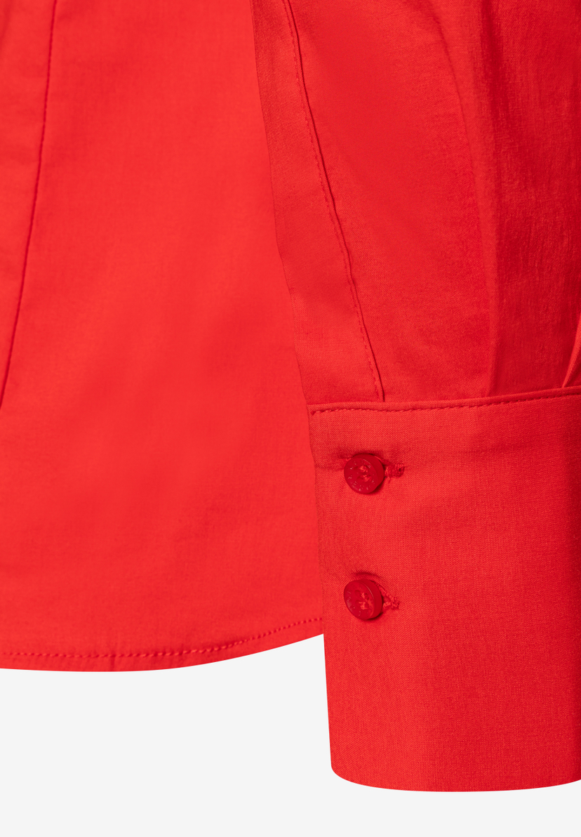 Detailaufnahme einer roten MORE & MORE Bluse aus Popeline mit Manschette und zwei Knöpfen. Detailaufnahme einer roten MORE & MORE Bluse aus Popeline mit Manschette und zwei Knöpfen.