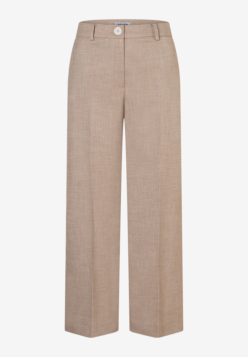 Eine beigefarbene Webware-Hose von MORE & MORE mit weitem Bein und einem Knopfverschluss. Eine beigefarbene Webware-Hose von MORE & MORE mit weitem Bein und einem Knopfverschluss.