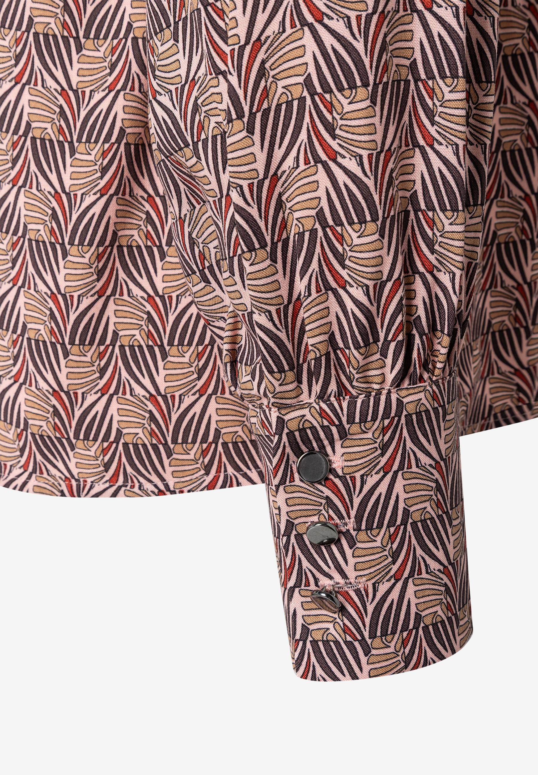 MORE & MORE Bluse: gemusterte Bluse in Rosa mit beigen und schwarzen Blättern, roten Akzenten und drei Knöpfen