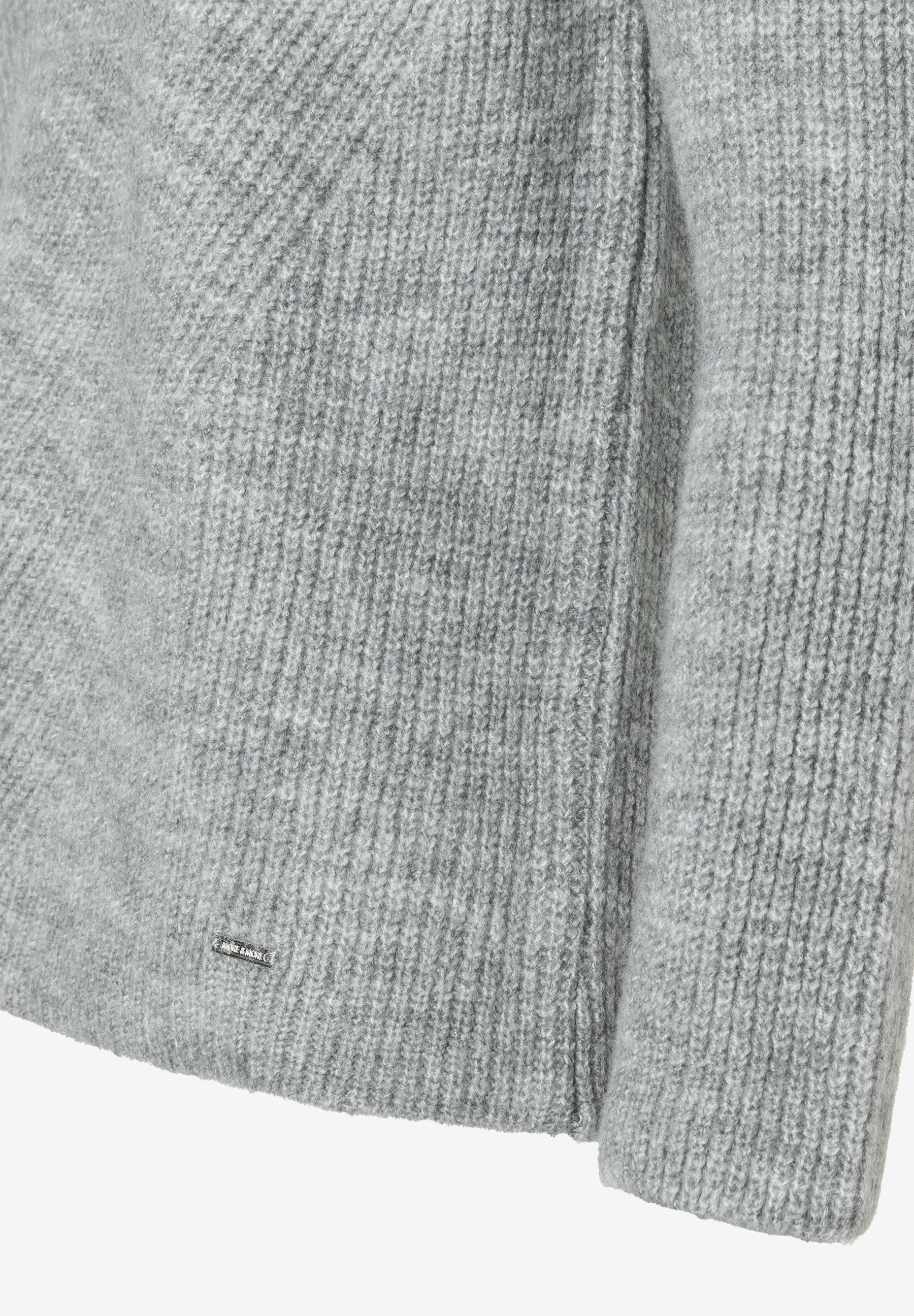 Detailansicht eines grauen Rippstrick-Oberteils von MORE & MORE, das einen angenehmen Tragekomfort und einen soften Griff verspricht. Detailansicht eines grauen Rippstrick-Oberteils von MORE & MORE, das einen angenehmen Tragekomfort und einen soften Griff verspricht.