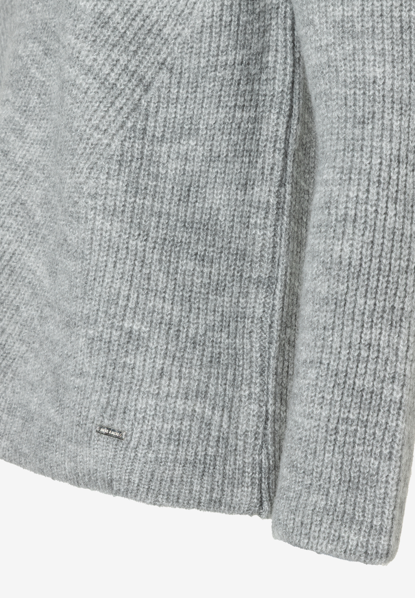 Detailansicht eines grauen Rippstrick-Oberteils von MORE & MORE, das einen angenehmen Tragekomfort und einen soften Griff verspricht. Detailansicht eines grauen Rippstrick-Oberteils von MORE & MORE, das einen angenehmen Tragekomfort und einen soften Griff verspricht.