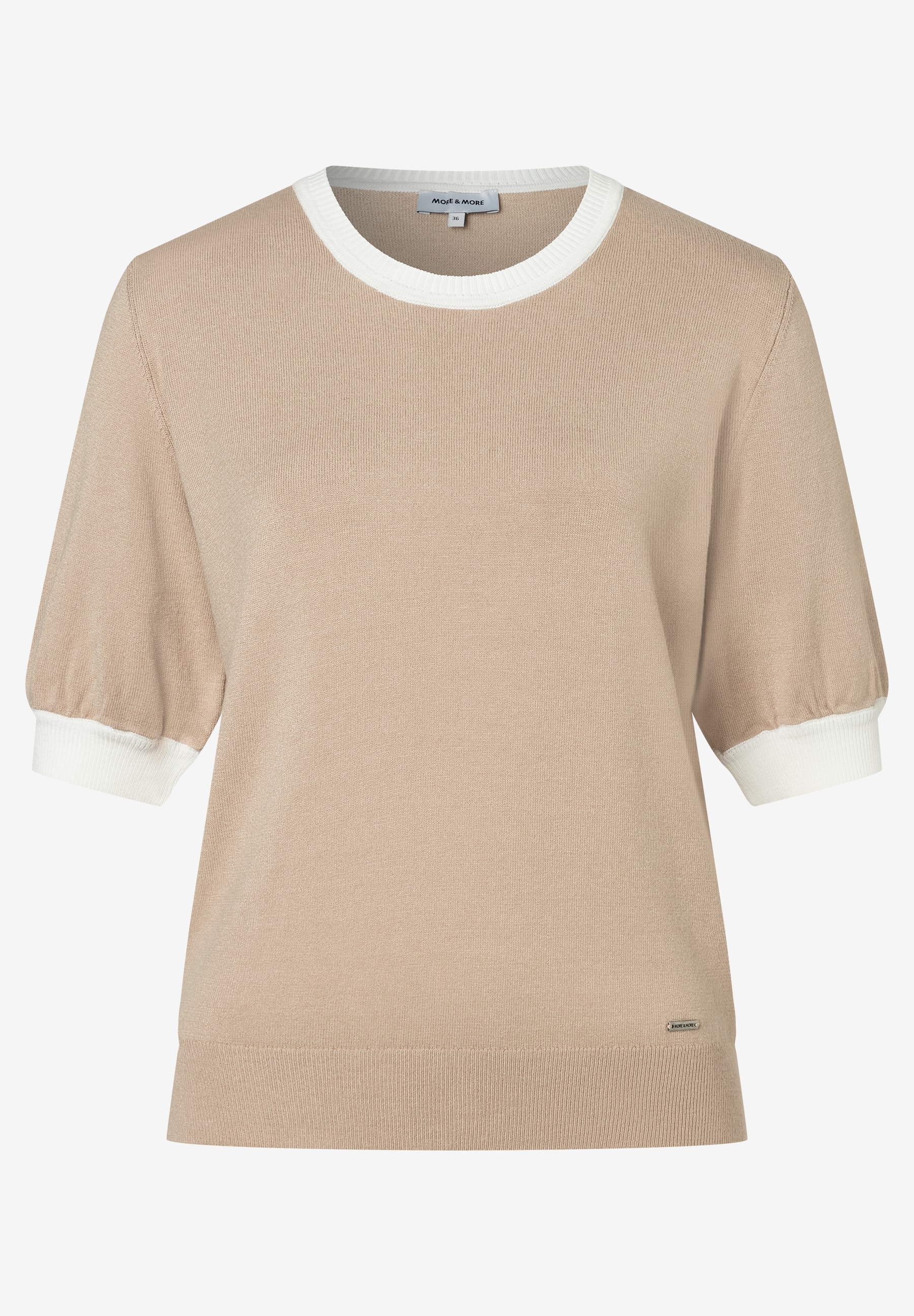 Ein beiger MORE & MORE Feinstrick-Pullover mit weißen Bündchen und Halsausschnitt. Ein beiger MORE & MORE Feinstrick-Pullover mit weißen Bündchen und Halsausschnitt.