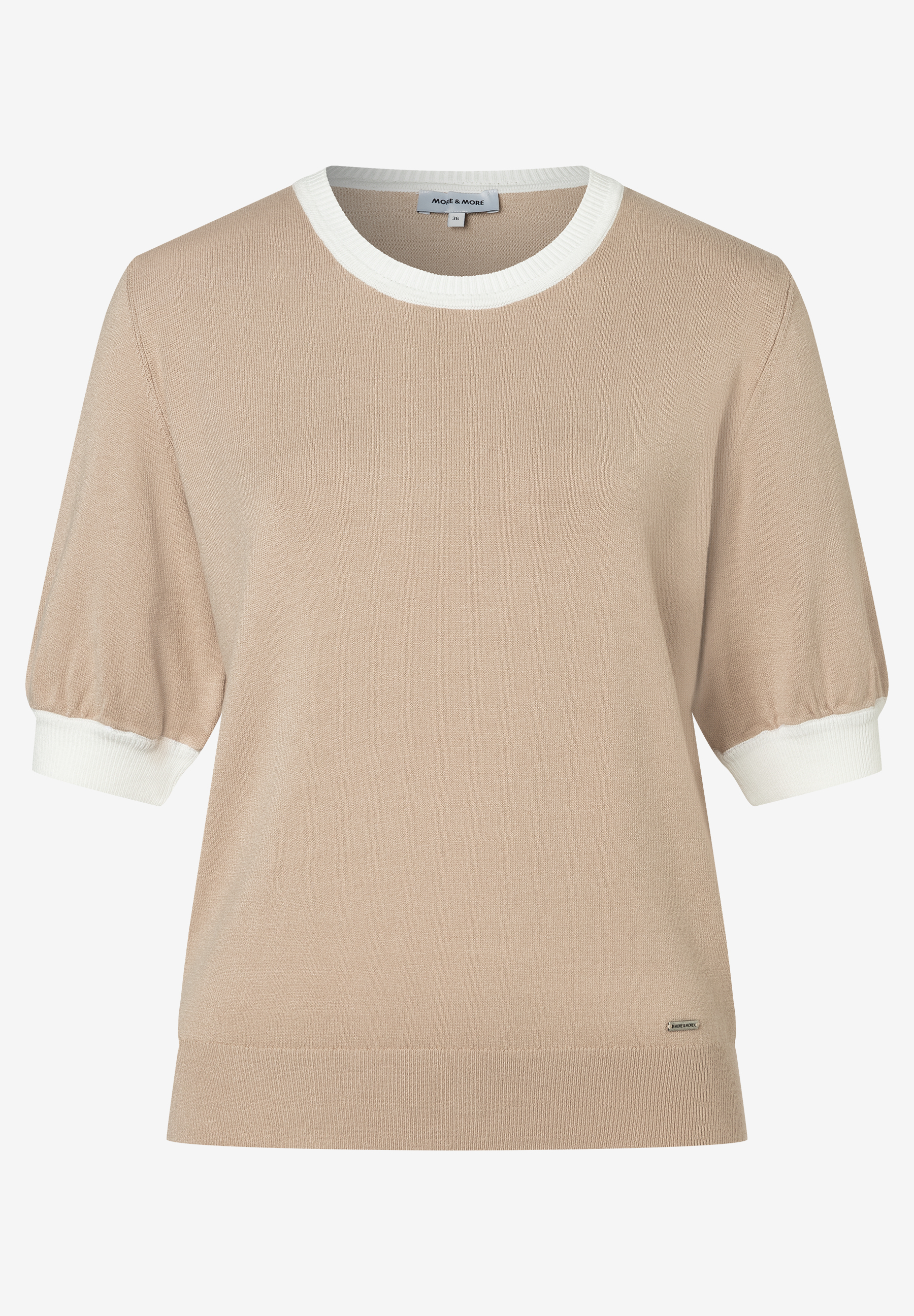 Ein beiger MORE & MORE Feinstrick-Pullover mit weißen Bündchen und Halsausschnitt. Ein beiger MORE & MORE Feinstrick-Pullover mit weißen Bündchen und Halsausschnitt.