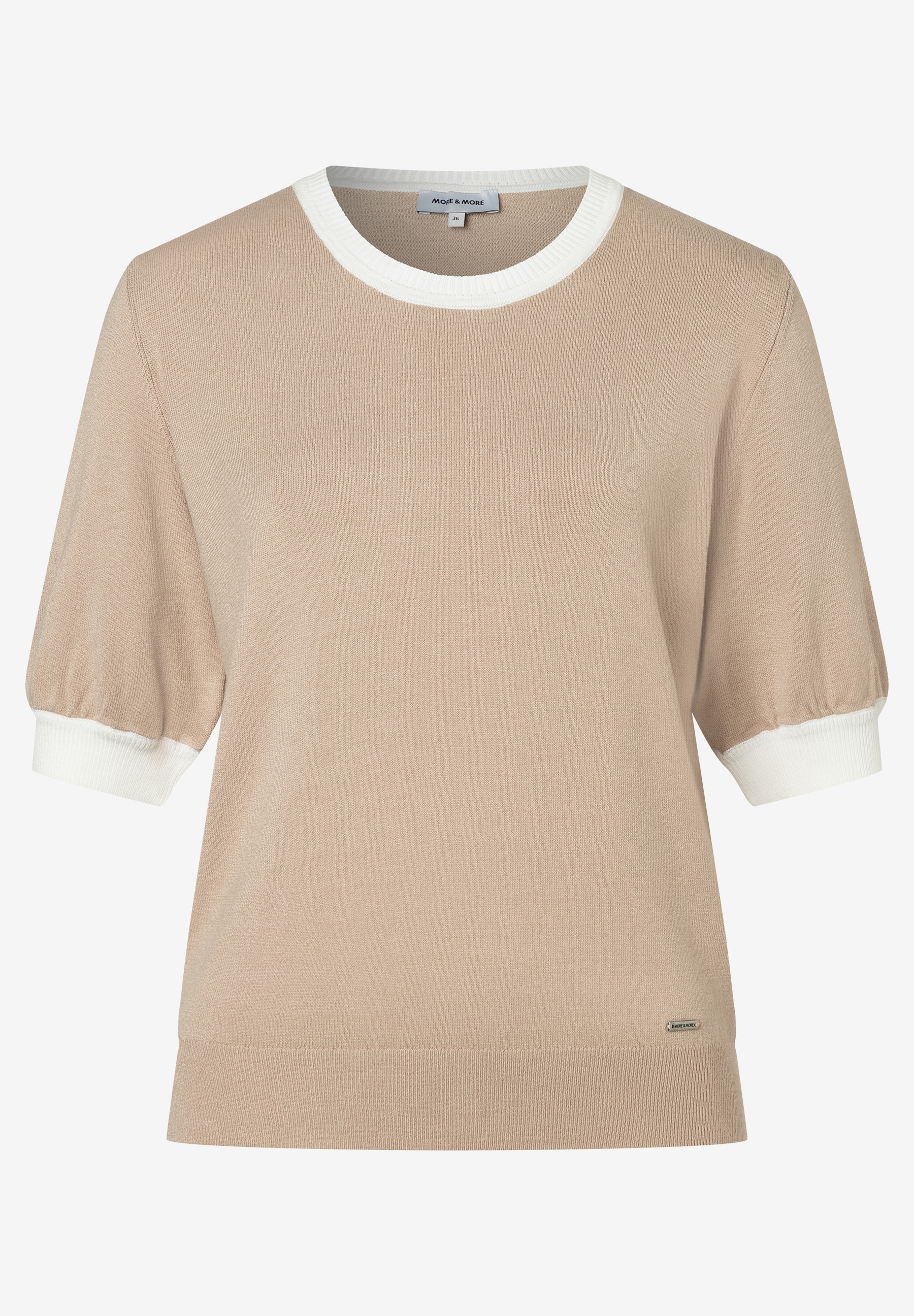 Ein beiger MORE & MORE Feinstrick-Pullover mit weißen Bündchen und Halsausschnitt. Ein beiger MORE & MORE Feinstrick-Pullover mit weißen Bündchen und Halsausschnitt.
