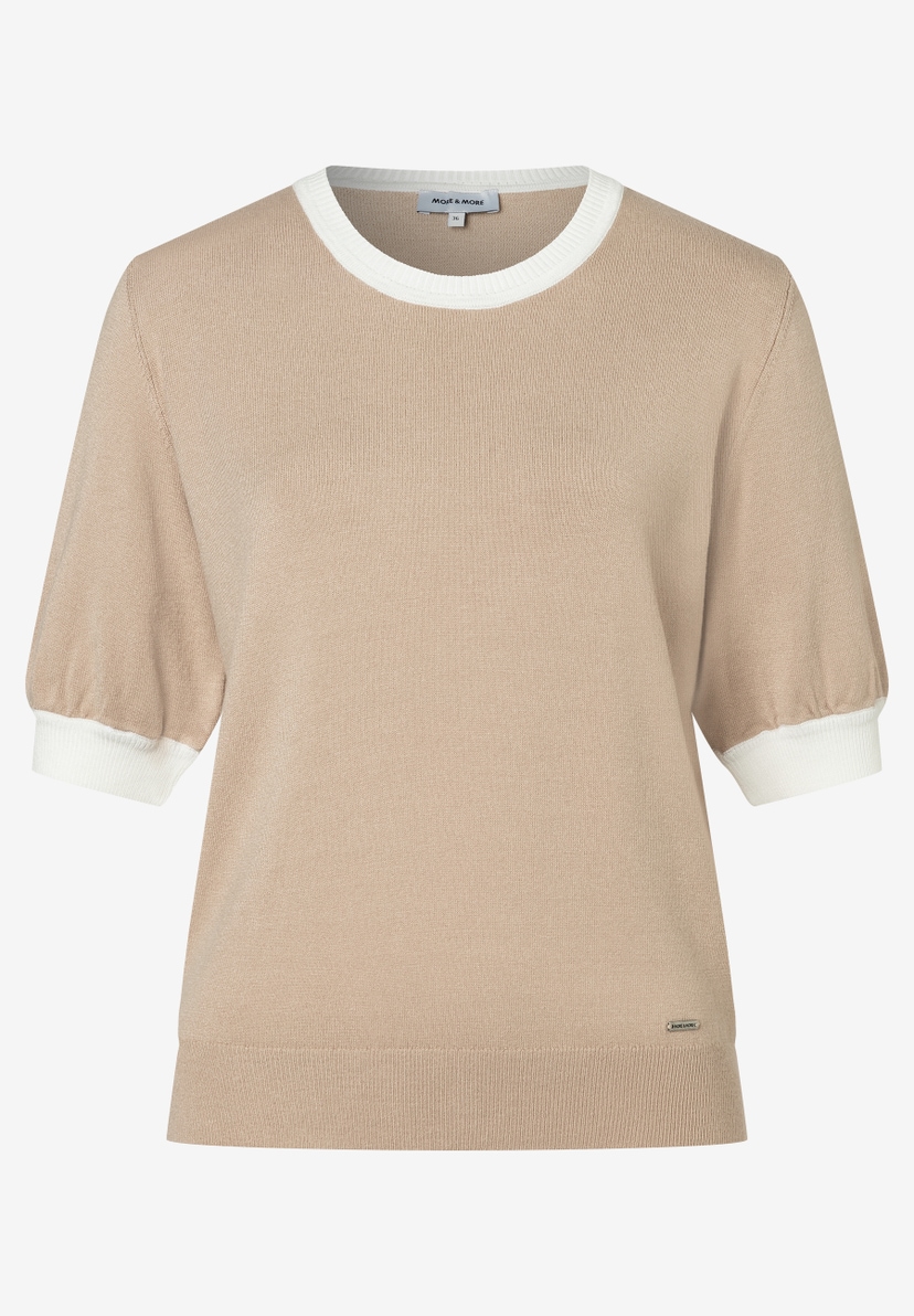 Ein beiger MORE & MORE Feinstrick-Pullover mit weißen Bündchen und Halsausschnitt. Ein beiger MORE & MORE Feinstrick-Pullover mit weißen Bündchen und Halsausschnitt.