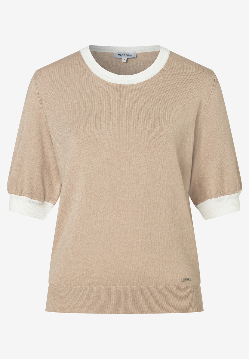 Ein beiger MORE & MORE Feinstrick-Pullover mit weißen Bündchen und Halsausschnitt. Ein beiger MORE & MORE Feinstrick-Pullover mit weißen Bündchen und Halsausschnitt.