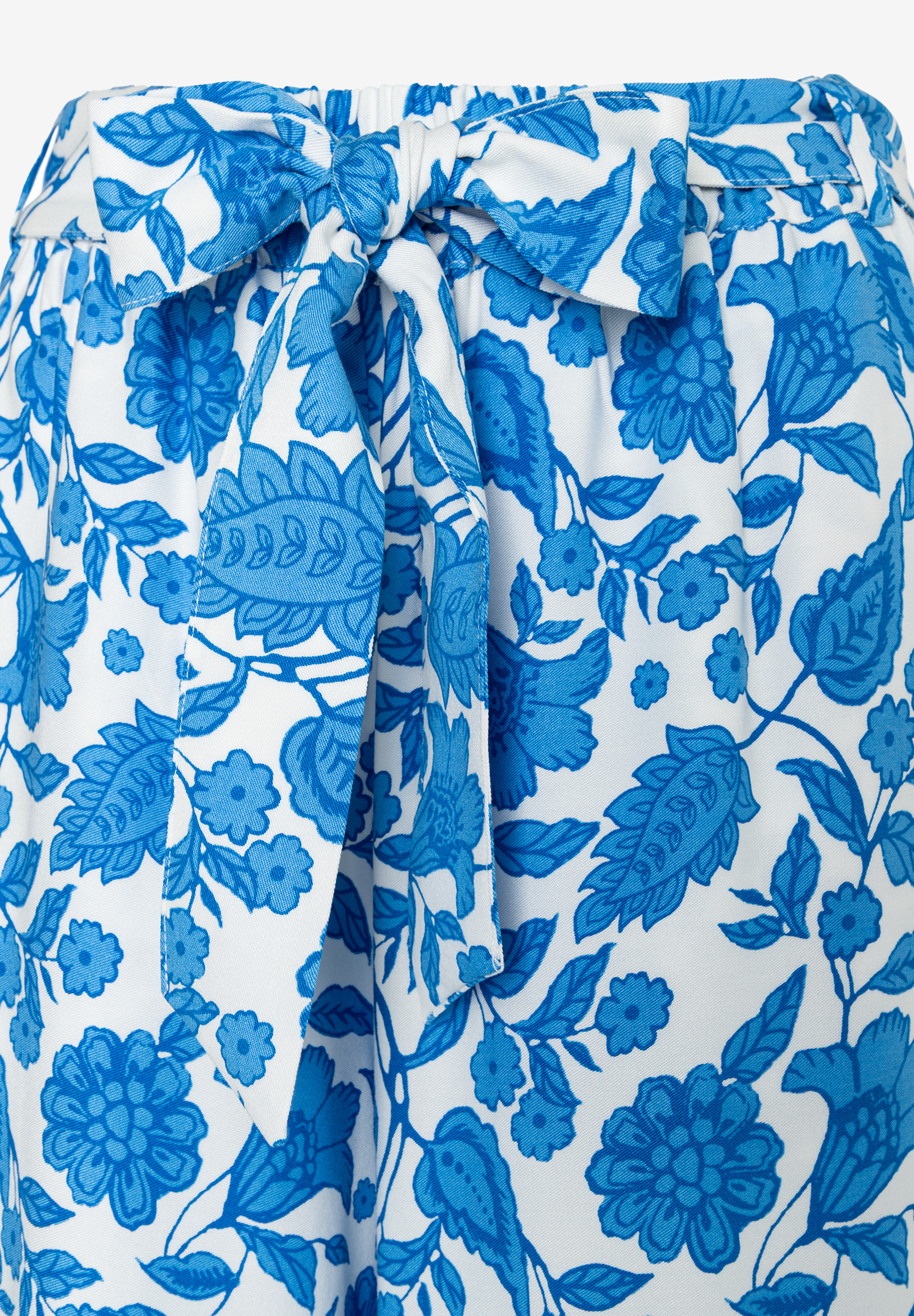 MORE & MORE Jeans: Weiße Hose mit hellblauen floralen Mustern, oben mit einer gebundenen Schleife verziert. MORE & MORE Jeans: Weiße Hose mit hellblauen floralen Mustern, oben mit einer gebundenen Schleife verziert.