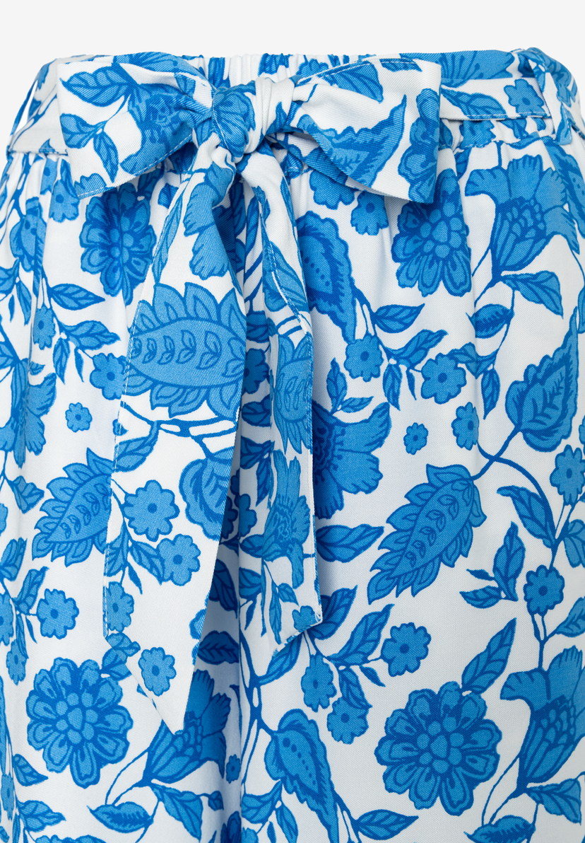 MORE & MORE Jeans: Weiße Hose mit hellblauen floralen Mustern, oben mit einer gebundenen Schleife verziert. MORE & MORE Jeans: Weiße Hose mit hellblauen floralen Mustern, oben mit einer gebundenen Schleife verziert.