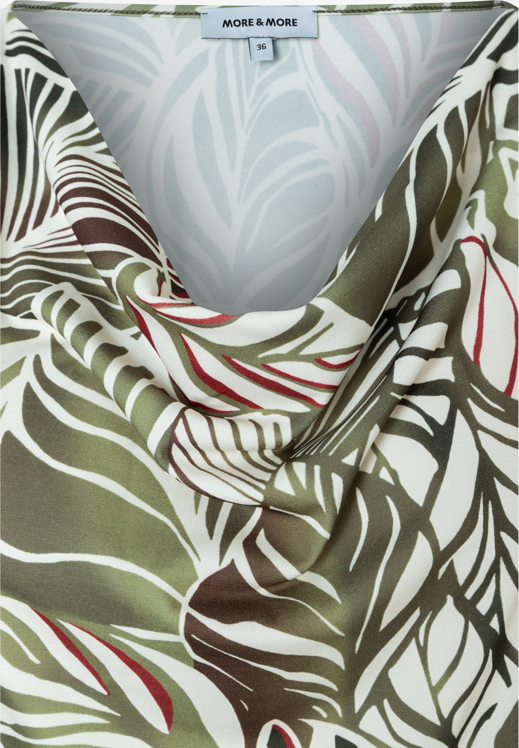 MORE & MORE Jersey-Top mit gerafftem Rollkragen und abstraktem Blattprint in Grünschattierungen und Rot. MORE & MORE Jersey-Top mit gerafftem Rollkragen und abstraktem Blattprint in Grünschattierungen und Rot.