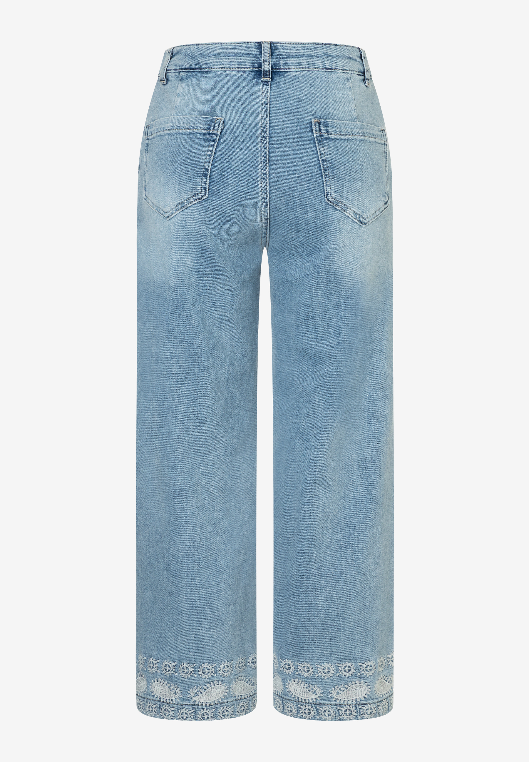 Eine hellblaue MORE & MORE Jeans in weiter Passform von hinten, mit zwei Gesäßtaschen und floralen Stickereien am Saum. Eine hellblaue MORE & MORE Jeans in weiter Passform von hinten, mit zwei Gesäßtaschen und floralen Stickereien am Saum.