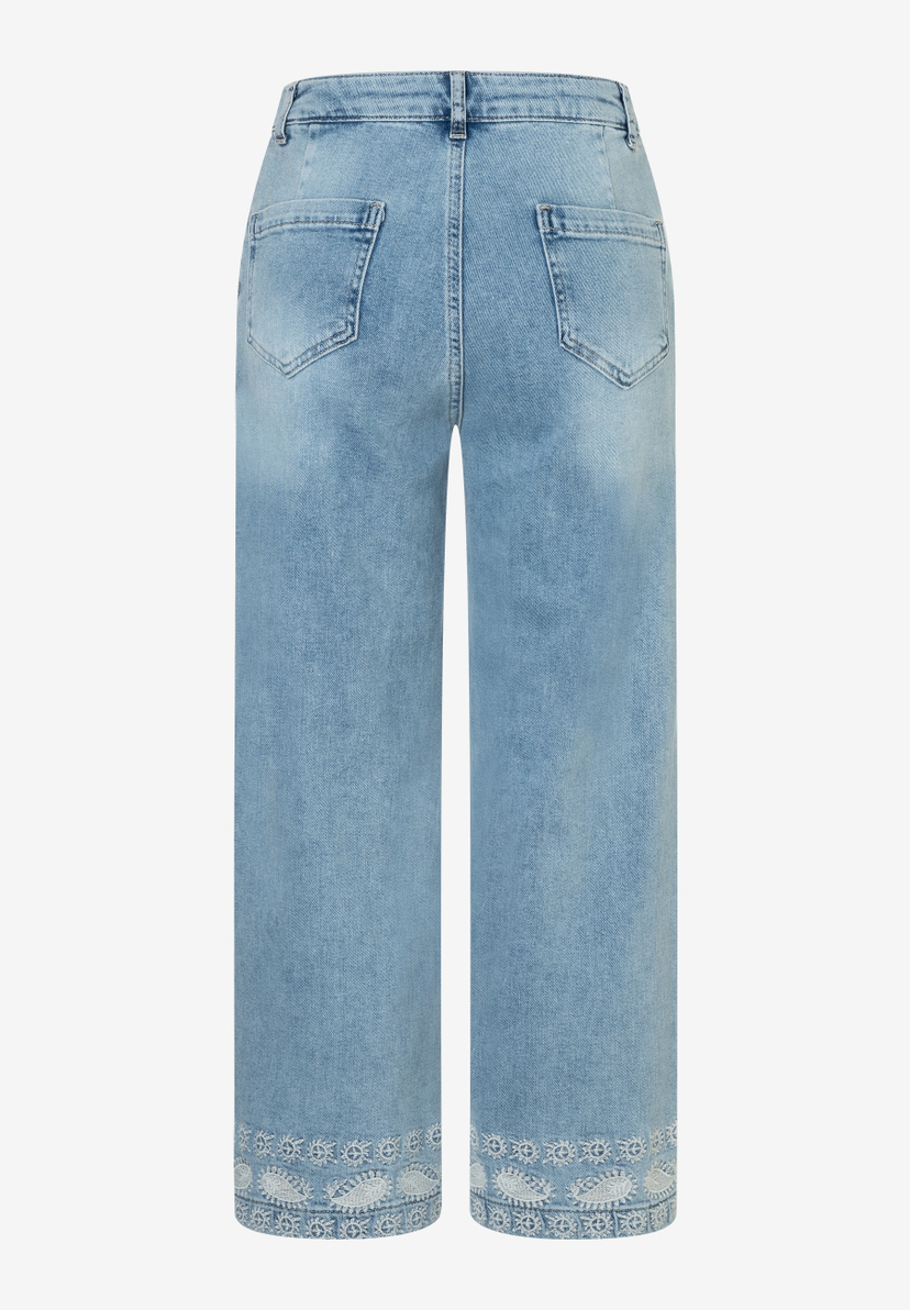 Eine hellblaue MORE & MORE Jeans in weiter Passform von hinten, mit zwei Gesäßtaschen und floralen Stickereien am Saum. Eine hellblaue MORE & MORE Jeans in weiter Passform von hinten, mit zwei Gesäßtaschen und floralen Stickereien am Saum.