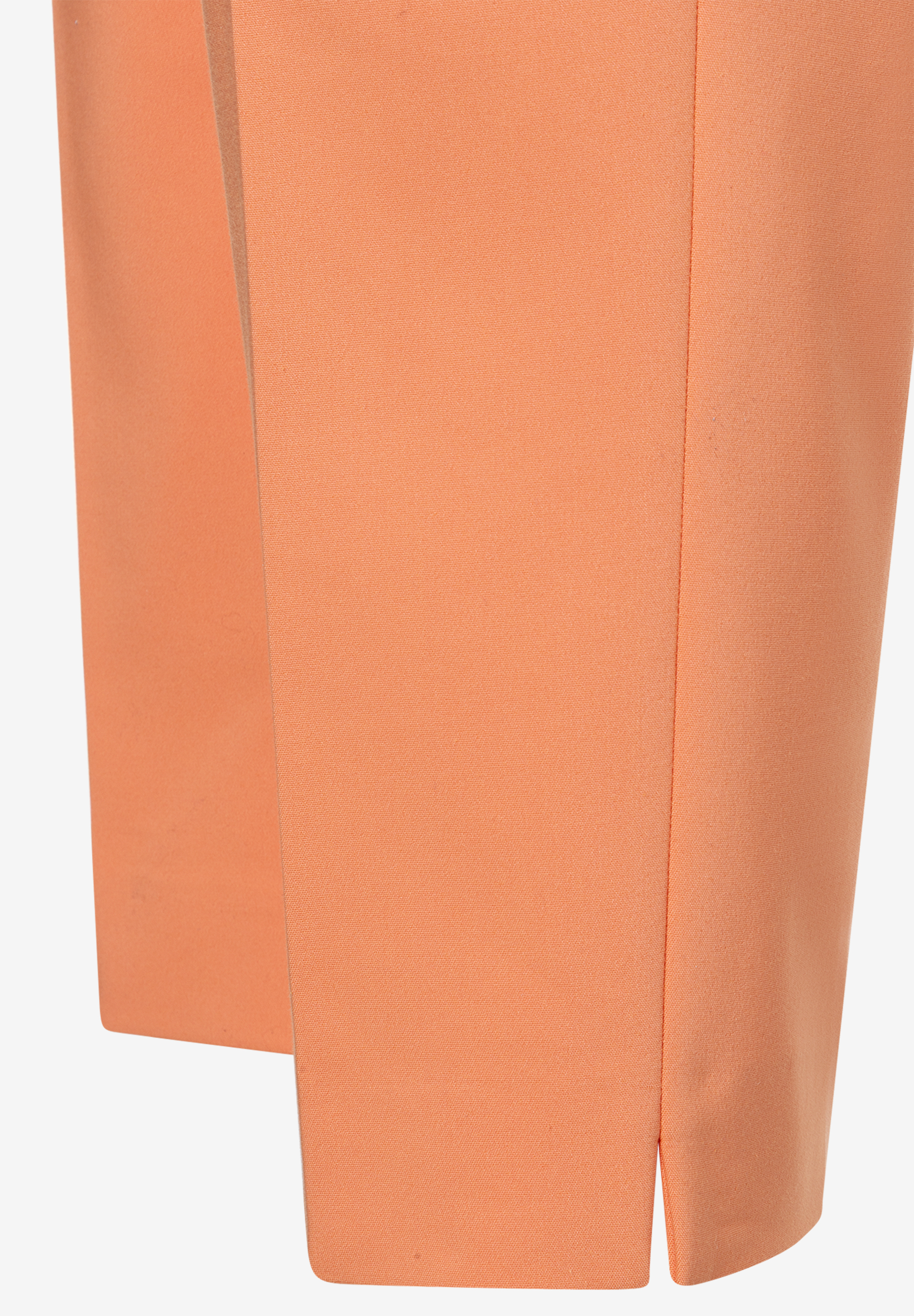 Detailaufnahme einer apricotfarbenen MORE & MORE Baumwollmischhose, die den Stoff und einen kleinen Schlitz zeigt. Detailaufnahme einer apricotfarbenen MORE & MORE Baumwollmischhose, die den Stoff und einen kleinen Schlitz zeigt.