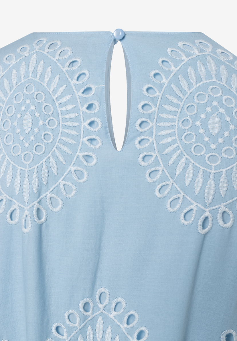 Ein hellblaues MORE & MORE Oberteil mit weißer Lochstickerei und Knopfdetail am Nacken.