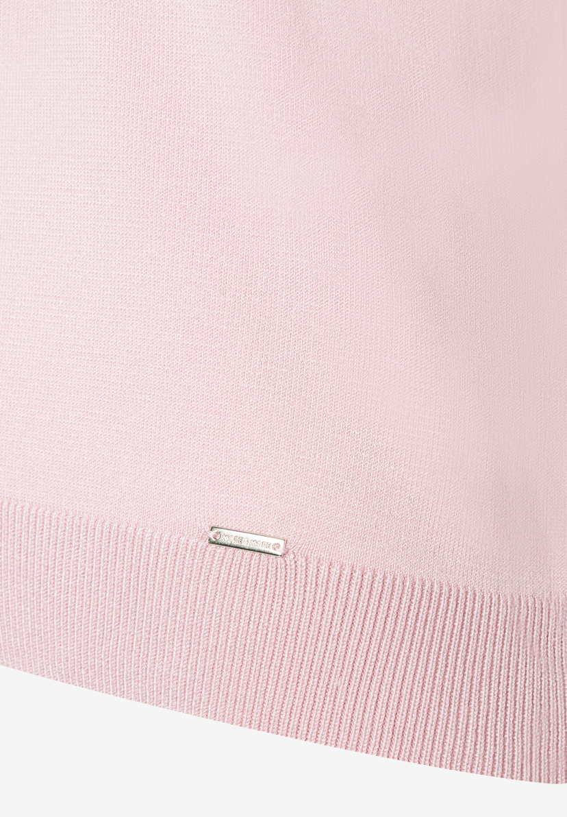 MORE & MORE Pullover & Strickwaren in zartem Rosa mit geripptem Saum und Marken-Metallplakette. MORE & MORE Pullover & Strickwaren in zartem Rosa mit geripptem Saum und Marken-Metallplakette.