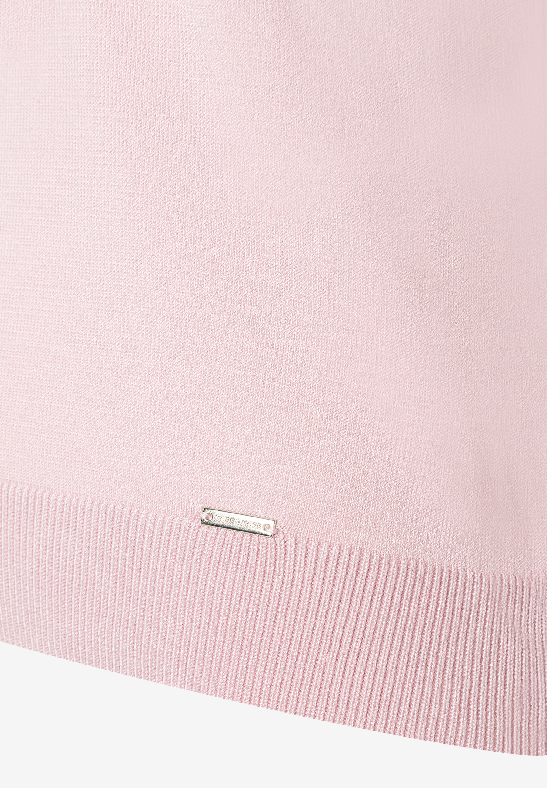 MORE & MORE Pullover & Strickwaren in zartem Rosa mit geripptem Saum und Marken-Metallplakette. MORE & MORE Pullover & Strickwaren in zartem Rosa mit geripptem Saum und Marken-Metallplakette.