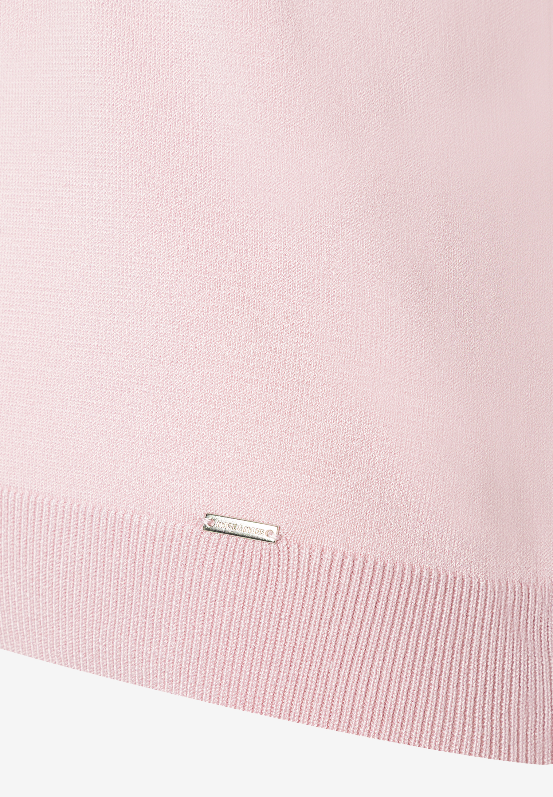 MORE & MORE Pullover & Strickwaren in zartem Rosa mit geripptem Saum und Marken-Metallplakette. MORE & MORE Pullover & Strickwaren in zartem Rosa mit geripptem Saum und Marken-Metallplakette.