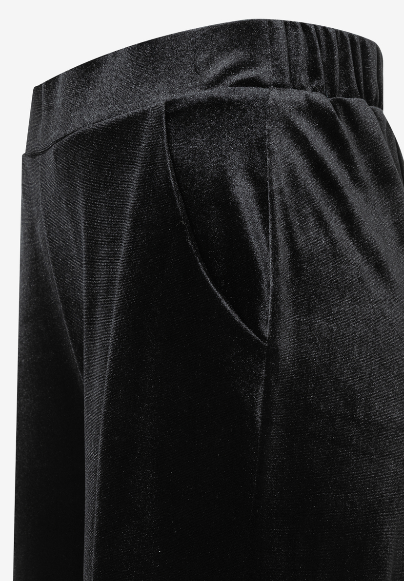 Nahaufnahme der MORE & MORE Samthose mit bequemem, elastischem Bund und glänzender Optik. Nahaufnahme der MORE & MORE Samthose mit bequemem, elastischem Bund und glänzender Optik.