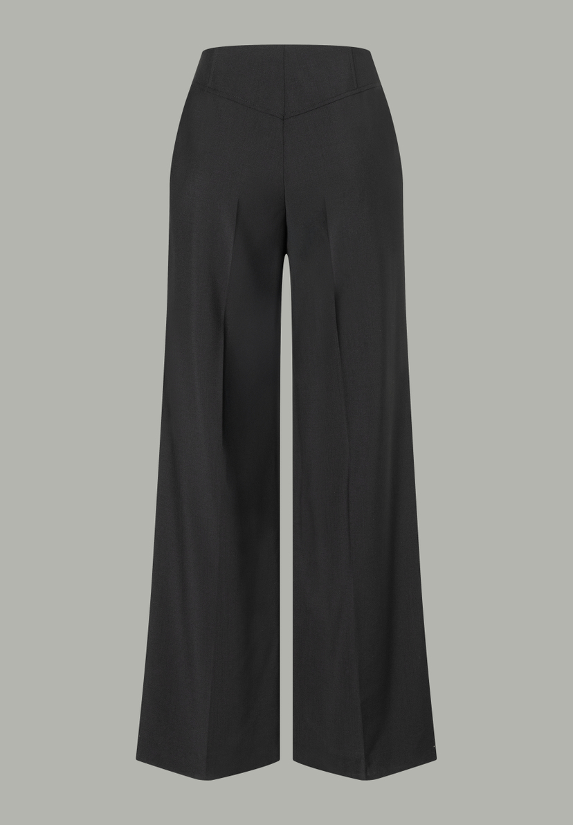 Eine schwarze MORE & MORE Hose mit weitem Bein und hoher Taille vor grauem Hintergrund. Eine schwarze MORE & MORE Hose mit weitem Bein und hoher Taille vor grauem Hintergrund.