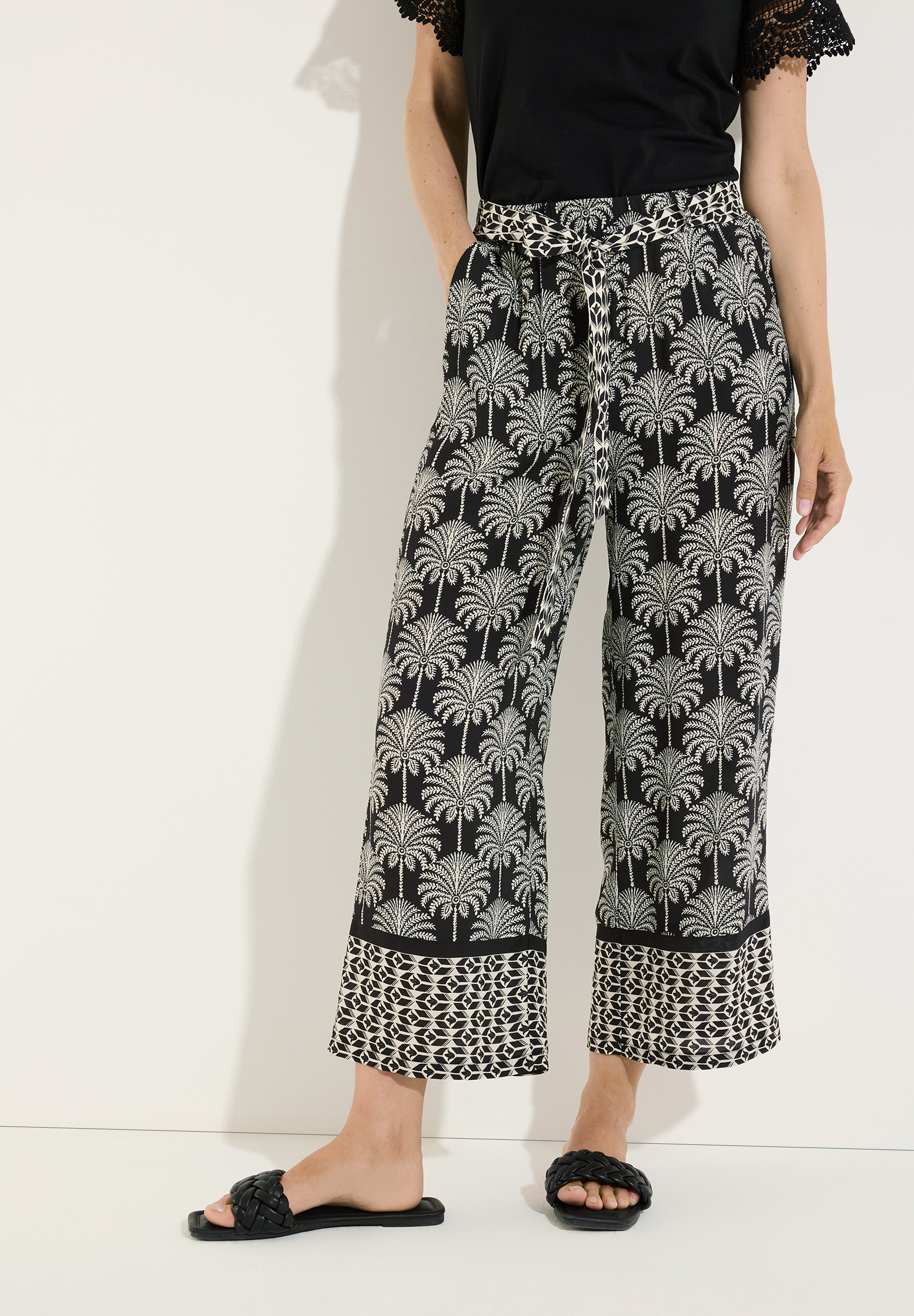 MORE & MORE schwarze Viskose-Jeans mit weißen Palmen- und Geo-Mustern, ideal für hohen Tragekomfort und kühle Sommertage.
