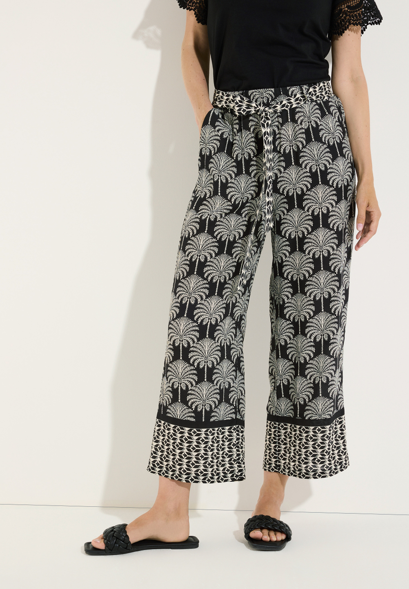 MORE & MORE schwarze Viskose-Jeans mit weißen Palmen- und Geo-Mustern, ideal für hohen Tragekomfort und kühle Sommertage. MORE & MORE schwarze Viskose-Jeans mit weißen Palmen- und Geo-Mustern, ideal für hohen Tragekomfort und kühle Sommertage.