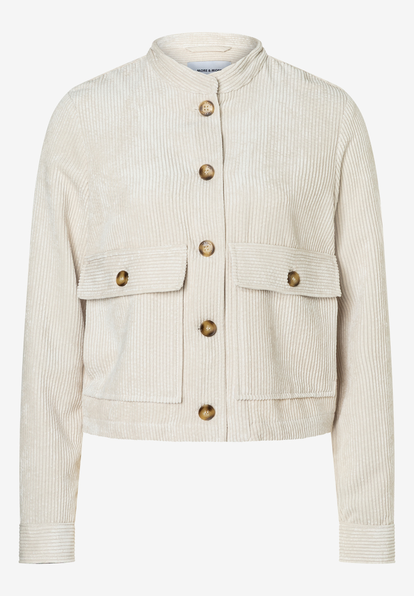 Eine beige Cordjacke von MORE & MORE mit Knopfleiste und aufgesetzten Taschen. Eine beige Cordjacke von MORE & MORE mit Knopfleiste und aufgesetzten Taschen.