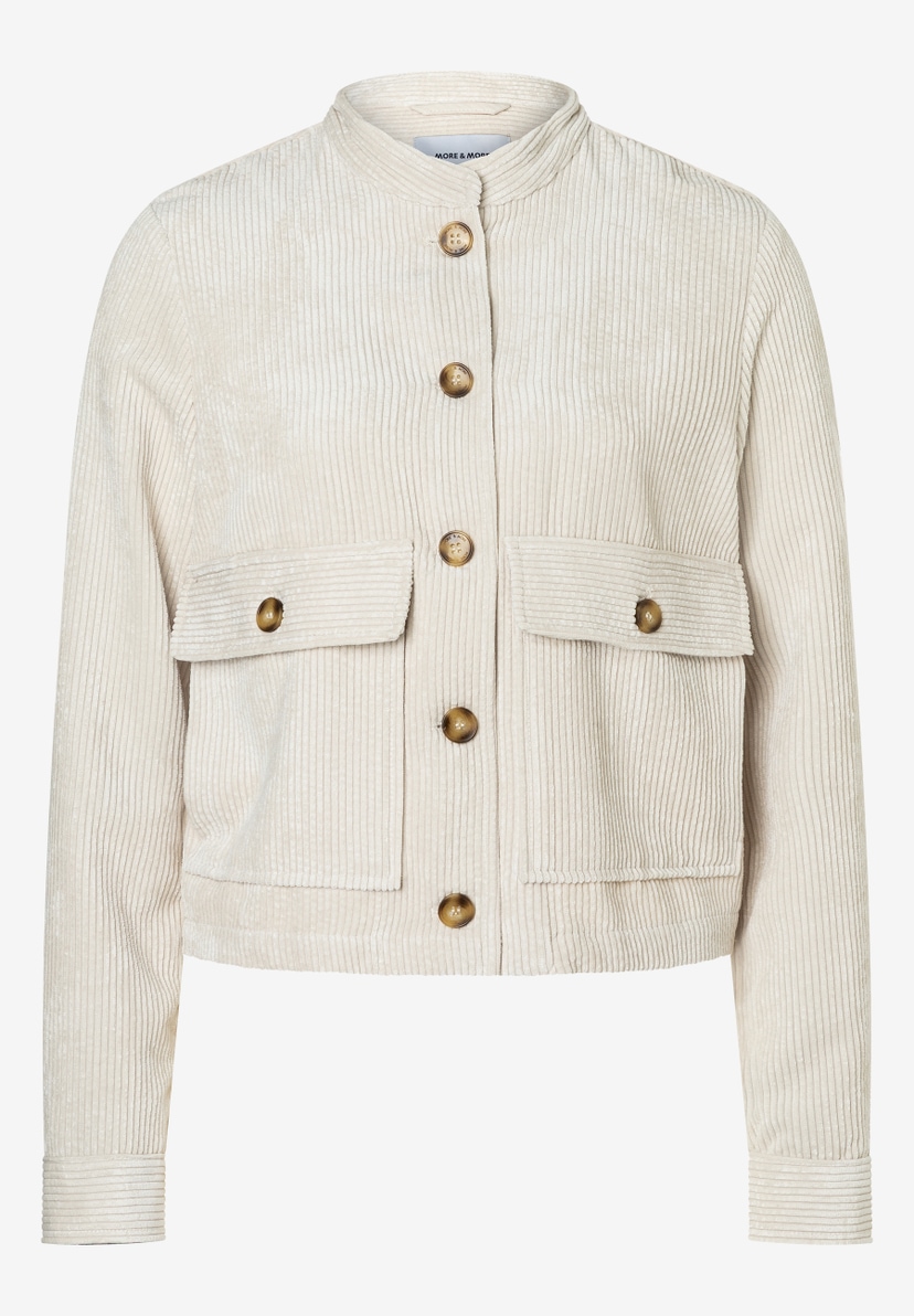 Eine beige Cordjacke von MORE & MORE mit Knopfleiste und aufgesetzten Taschen. Eine beige Cordjacke von MORE & MORE mit Knopfleiste und aufgesetzten Taschen.