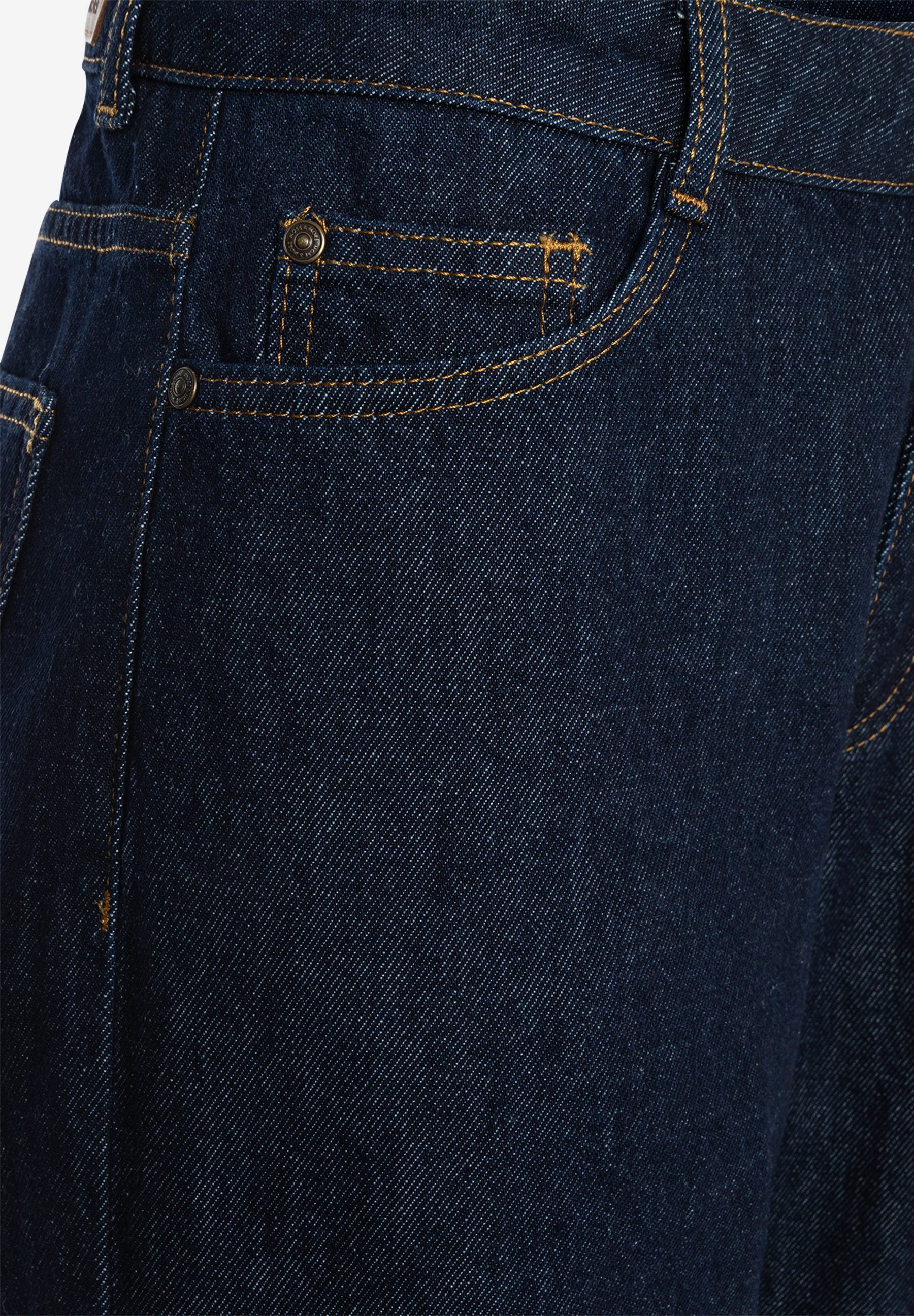 MORE & MORE Jeans: Nahaufnahme einer dunkelblauen Jeans mit orangefarbenen Nähten und Nieten an der Vordertasche. MORE & MORE Jeans: Nahaufnahme einer dunkelblauen Jeans mit orangefarbenen Nähten und Nieten an der Vordertasche.