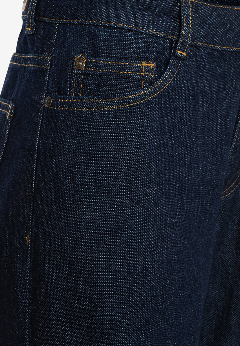 MORE & MORE Jeans: Nahaufnahme einer dunkelblauen Jeans mit orangefarbenen Nähten und Nieten an der Vordertasche. MORE & MORE Jeans: Nahaufnahme einer dunkelblauen Jeans mit orangefarbenen Nähten und Nieten an der Vordertasche.