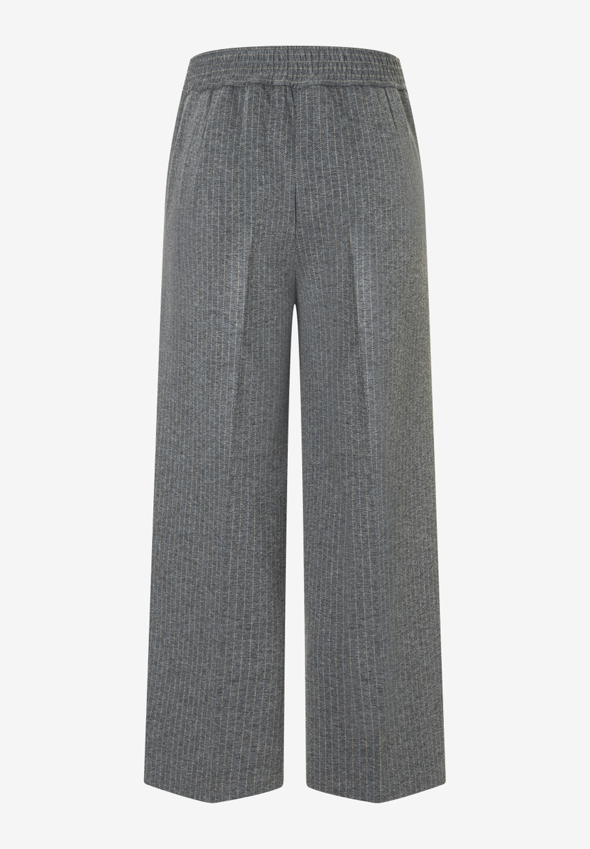 Graue, locker sitzende MORE & MORE Hose mit dünnen, hellen Streifen vor neutralem Hintergrund. Graue, locker sitzende MORE & MORE Hose mit dünnen, hellen Streifen vor neutralem Hintergrund.